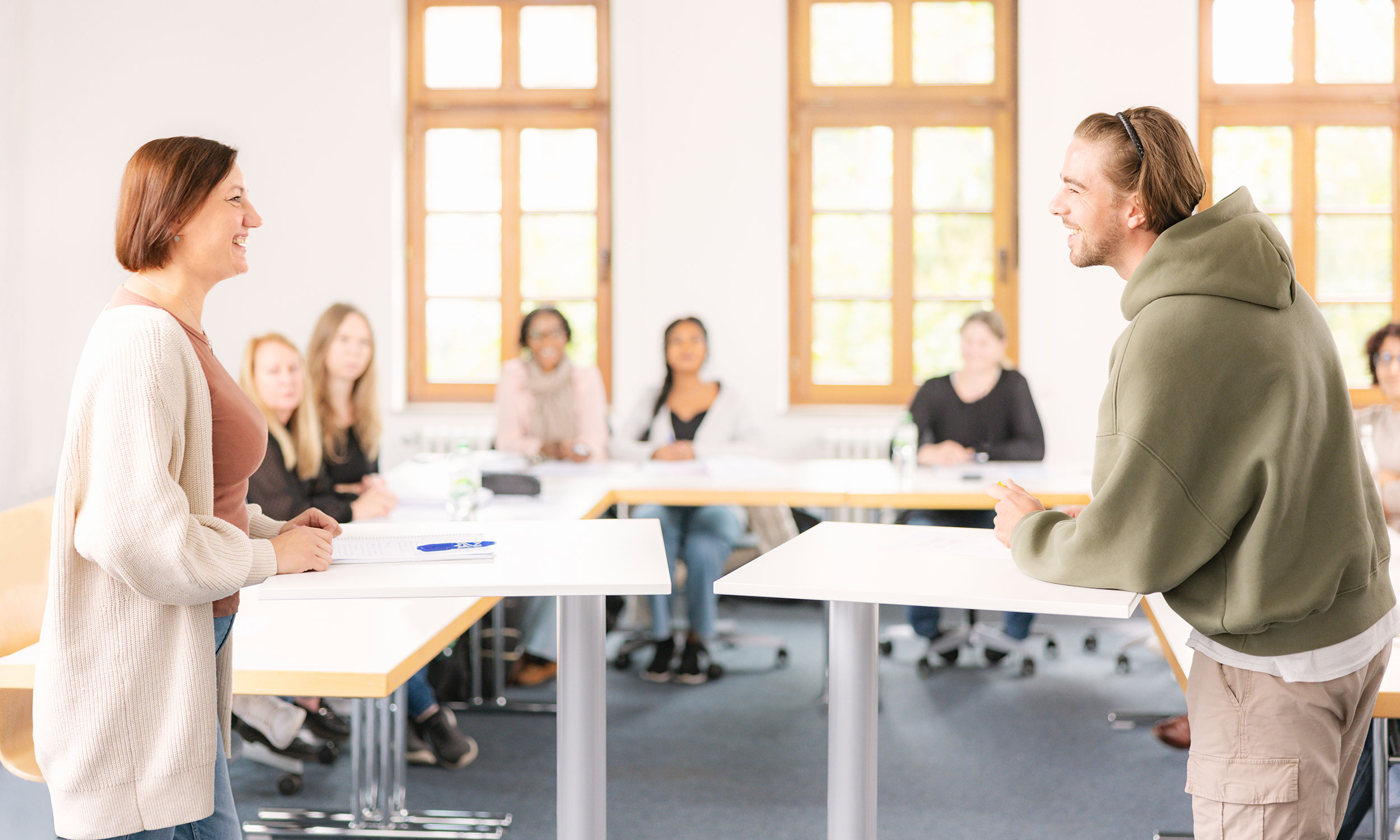 Schulungssituation Gesprch zwischen zwei Auszubildenden